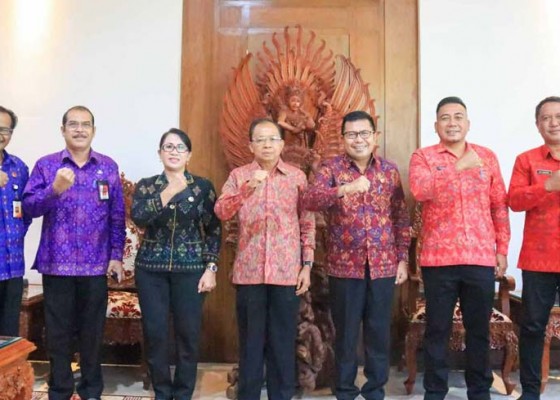 Nusabali.com - koster-hibahkan-gedung-untuk-bawaslu-bali