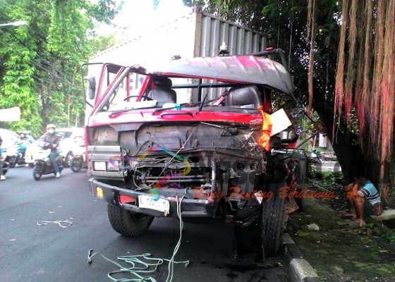 Nusabali.com - ditabtak-kontainer-truk-terdorong-hingga-masuk-warung-bakso