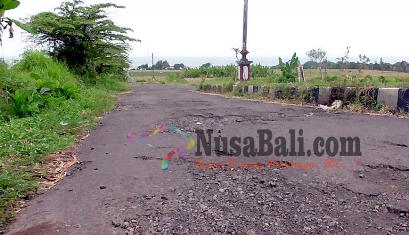 www.nusabali.com-jalan-pura-rambut-siwi-semakin-hancur