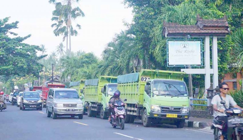 www.nusabali.com-objek-wisata-candidasa-dijejali-truk-parkir