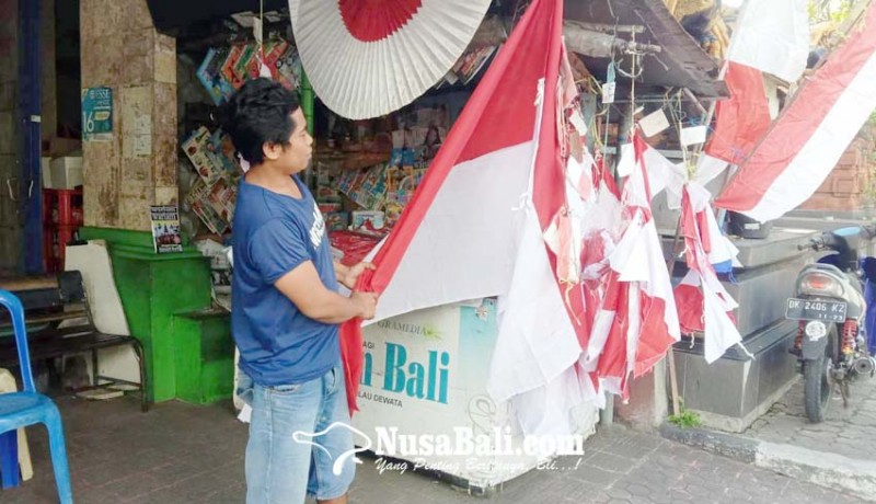 www.nusabali.com-jelang-agustusan-penjual-bendera-berharap-lebih-ramai