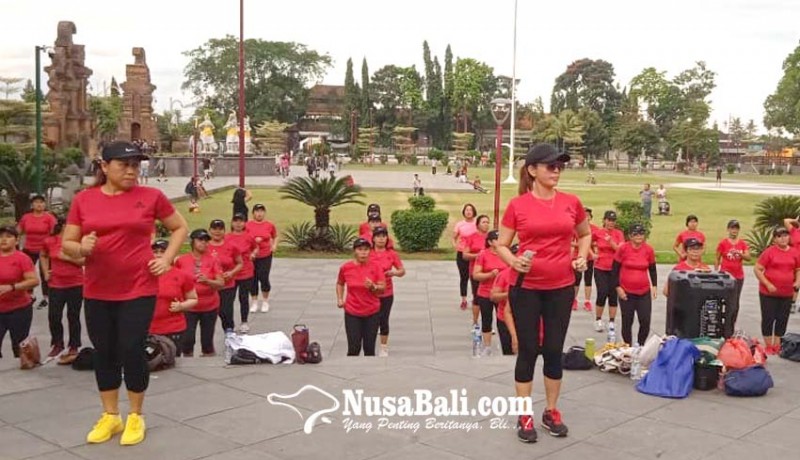 www.nusabali.com-tiap-sore-senam-kebugaran-getarkan-alun-alun-gianyar