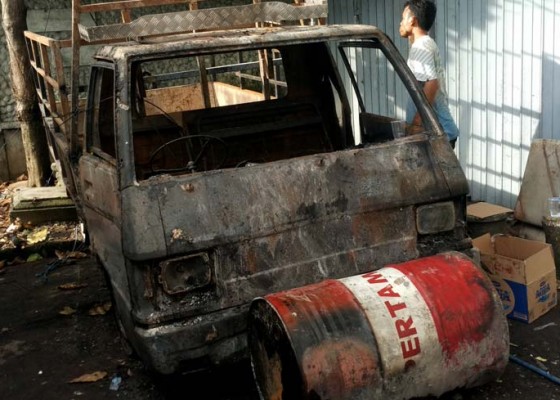 Nusabali.com - gudang-kardus-terbakar-satu-mobil-ludes