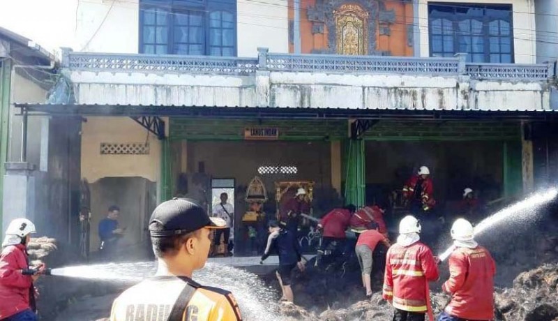 www.nusabali.com-tumpukan-ijuk-terbakar-kerugian-rp-60-juta