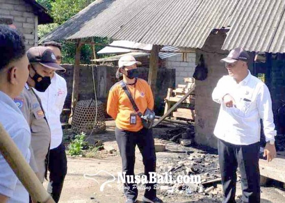 Nusabali.com - bpbd-karangasem-bantu-korban-kebakaran