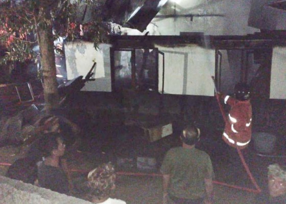 Nusabali.com - rumah-di-penarukan-ludes-terbakar