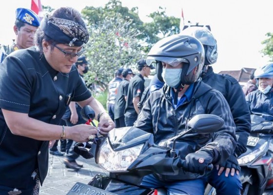 Nusabali.com - semarakkan-hut-ke-77-ri-bupati-giri-prasta-bagikan-bendera-merah-putih