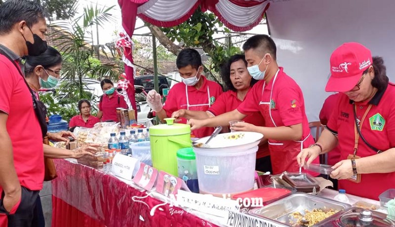 www.nusabali.com-stand-kuliner-disabilitas-jadi-daya-tarik-selalu-diramaikan-pembeli