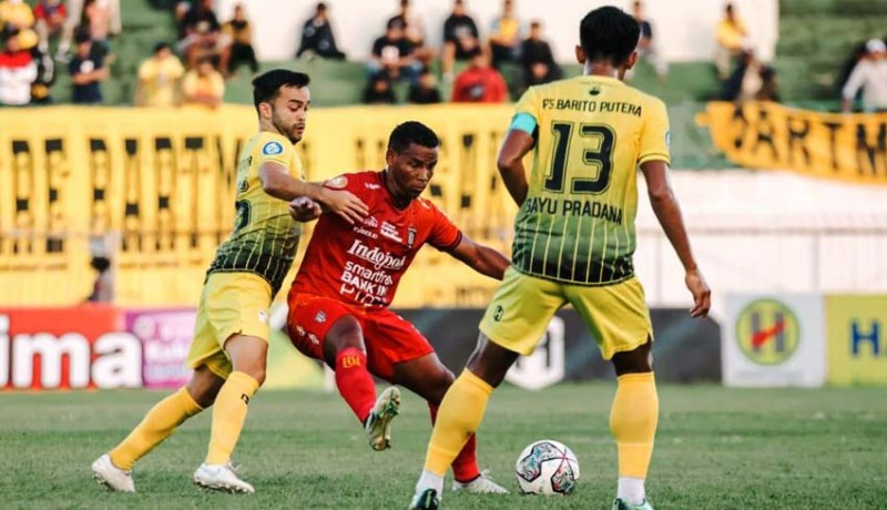 www.nusabali.com-bali-united-on-fire-lawan-persib