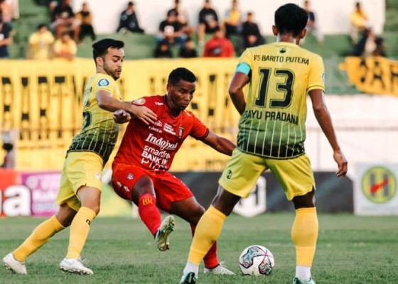 Nusabali.com - bali-united-on-fire-lawan-persib