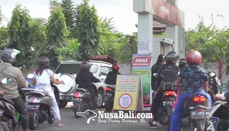 www.nusabali.com-wacana-harga-bbm-bersubsidi-naik-picu-antrian-panjang-di-sejumlah-spbu