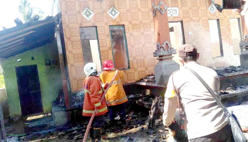 www.nusabali.com-rumah-dan-dapur-terbakar-di-desa-tianyar-tengah