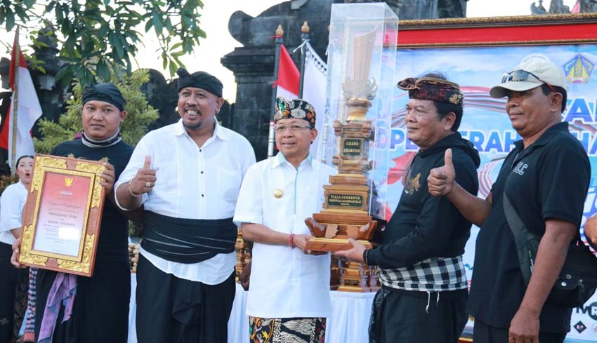 www.nusabali.com-gubernur-koster-serahkan-piala-festival-layangan-bali-2022