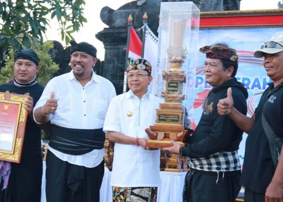 Nusabali.com - gubernur-koster-serahkan-piala-festival-layangan-bali-2022