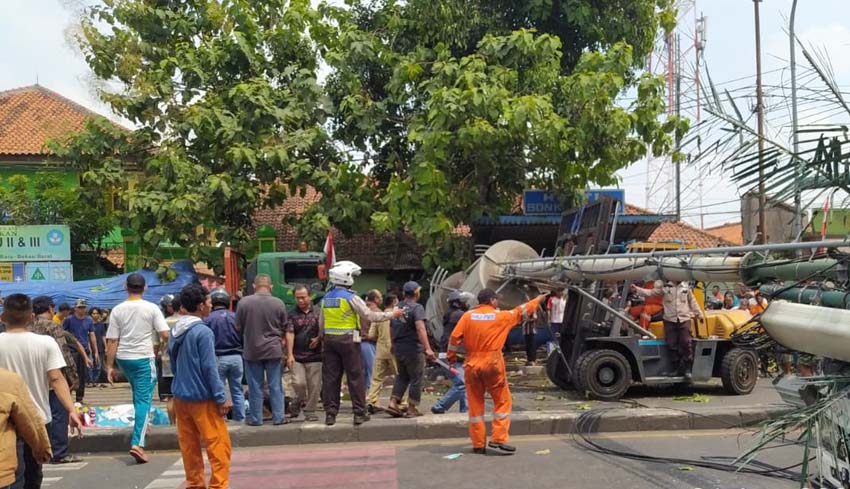 www.nusabali.com-kecelakaan-truk-maut-di-bekasi-10-tewas-20-luka-luka