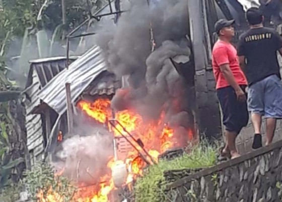 Nusabali.com - siang-bolong-gudang-rongsokan-ludes-terbakar