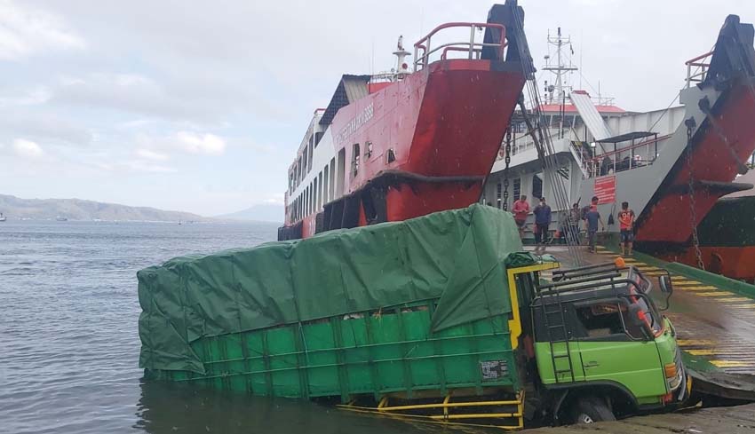 Nusabali Com Hendak Masuk Kapal Truk Tercebur Ke Laut