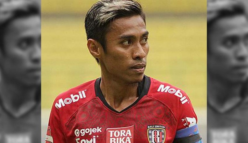 www.nusabali.com-trio-bali-united-ikut-bersih-bersih-di-pantai-mertasari