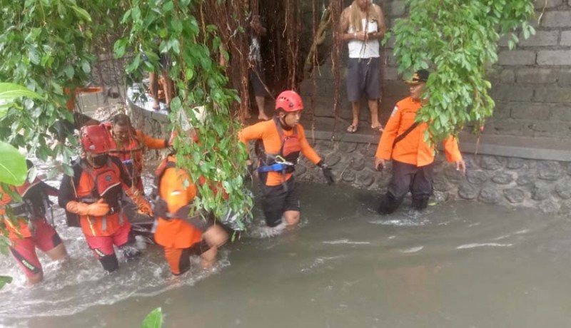 www.nusabali.com-empat-pemotor-terseret-banjir-seorang-tewas