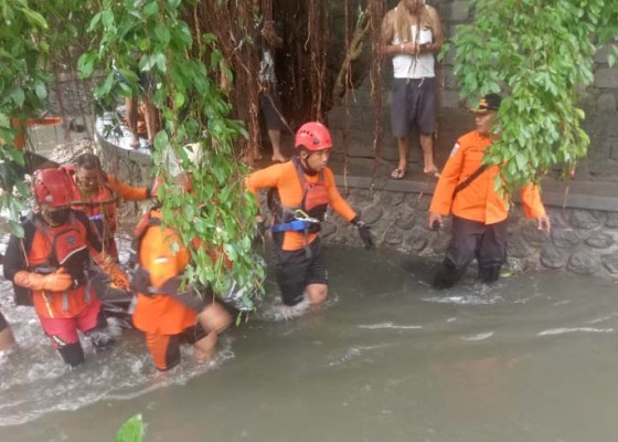 Nusabali.com - empat-pemotor-terseret-banjir-seorang-tewas