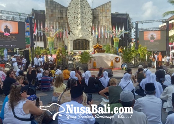 Nusabali.com - ratusan-orang-kenang-korban-tragedi-bom-bali-di-ground-zero-legian