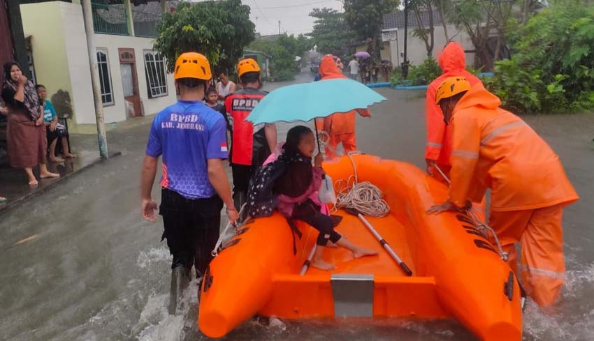 www.nusabali.com-hujan-4-jam-banjir-kepung-jembrana