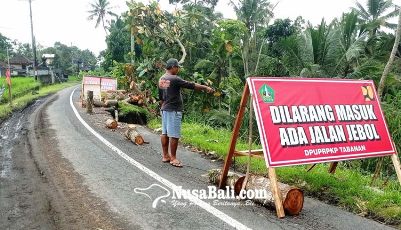 www.nusabali.com-jalan-desa-tajen-biaung-jebol-truk-dilarang-melintas