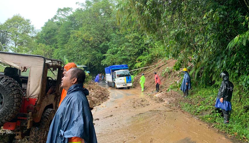 www.nusabali.com-longsor-sanda-jalur-denpasar-singaraja-lumpuh-6-jam