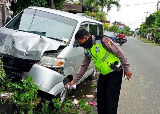 Nusabali.com - ibu-dan-bocah-5-tahun-ditabrak-mobil-saat-jalan-kaki