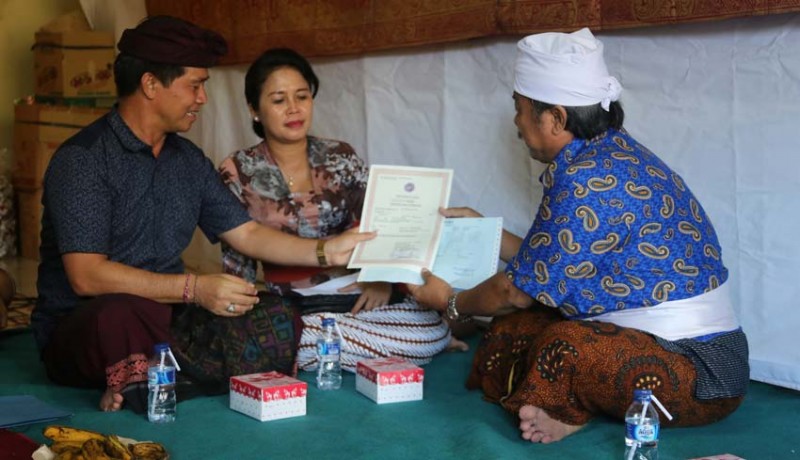 www.nusabali.com-bupati-suwirta-luncurkan-program-pitra-bakti