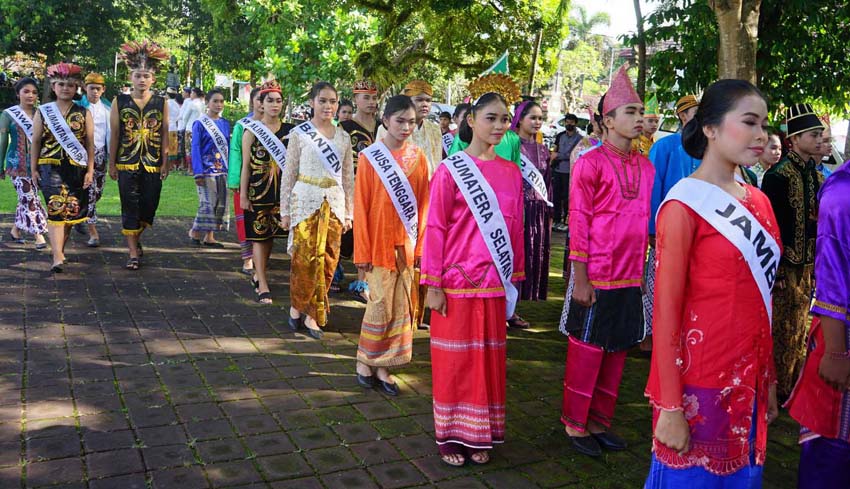 Nusabali Com Parade Pakaian Adat Provinsi Meriahkan Apel Sumpah Pemuda