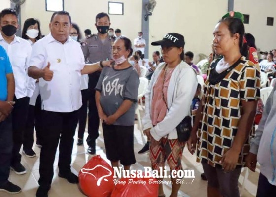 Nusabali.com - 516-ton-beras-cbp-disalurkan-ke-9229-jiwa-warga-terdampak-banjir