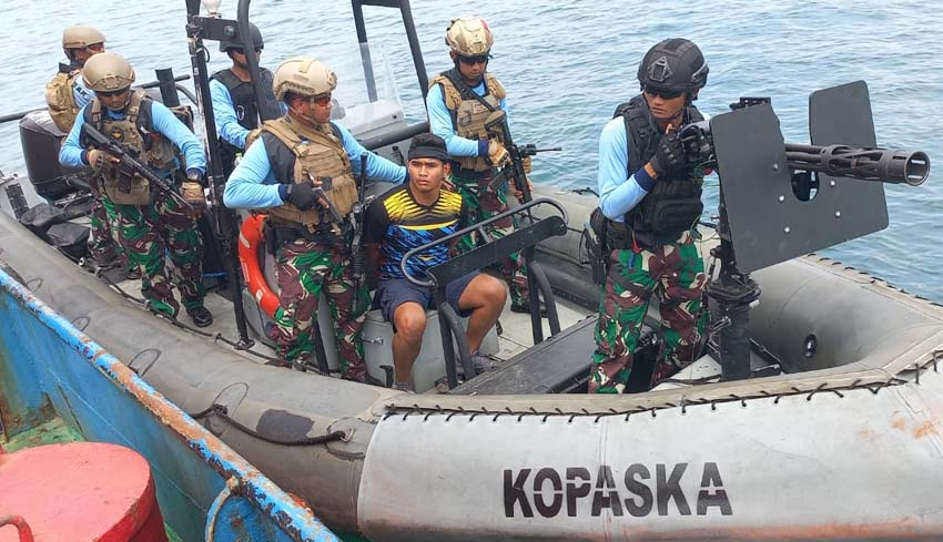 Pasukan Katak Halau Penyusup Di Perairan Benoa