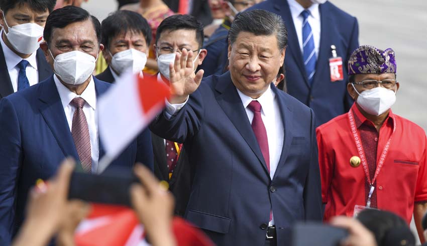 Xi Jinping welcomed by Baleganjur to students in traditional dress