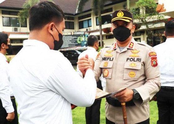 Nusabali.com - ungkap-kasus-narkoba-6-personel-polres-tabanan-terima-penghargaan