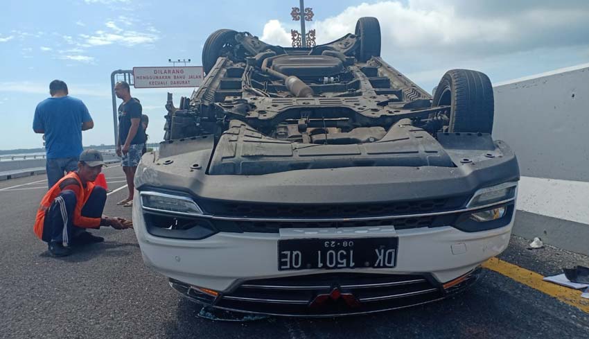 www.nusabali.com-mobil-wuling-terbalik-di-tol-bali-mandara