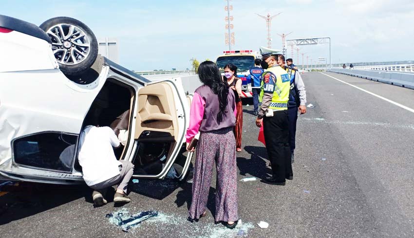 www.nusabali.com-mobil-wuling-terbalik-di-tol-bali-mandara