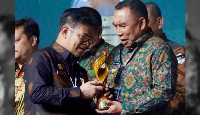 www.nusabali.com-bupati-jembrana-terima-anugerah-perkebunan-indonesia-2022