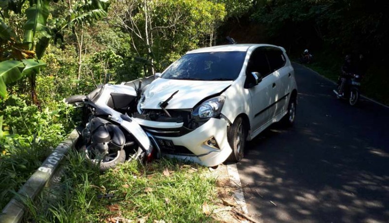 NUSABALI com Ambil Haluan Terlalu Kanan  Mobil  Seruduk Motor