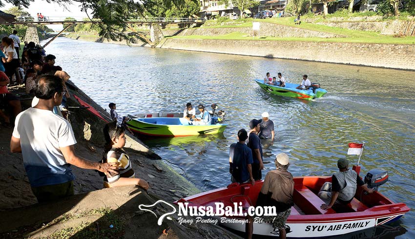 www.nusabali.com-asyik-menyusuri-tukad-taman-pancing-pakai-jukung