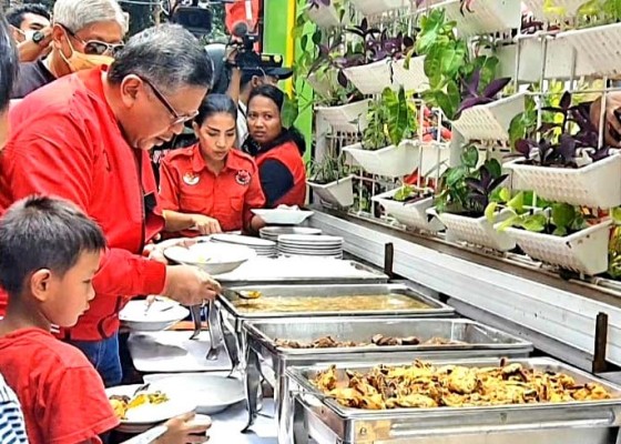 Nusabali.com - di-acara-makan-bareng-10000-warga-dki-jakarta-hasto-sampaikan-pesan-megawati