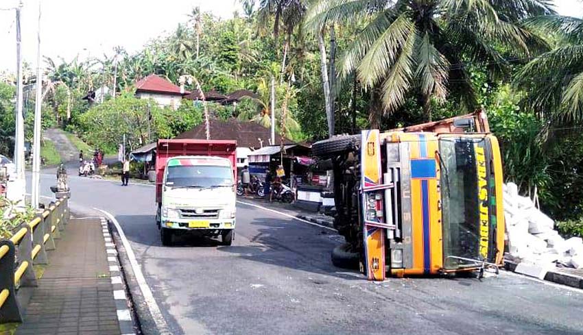 Nusabali Com Diduga Kelebihan Beban Truk Muat Batu Press Terguling