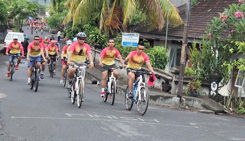 www.nusabali.com-kapolres-ajak-tokoh-ormas-gowes-bareng