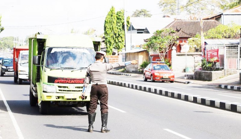 www.nusabali.com-gunakan-lajur-kanan-117-truk-ditilang