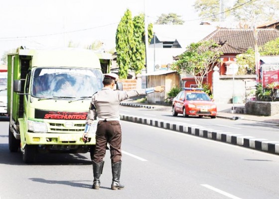 Nusabali.com - gunakan-lajur-kanan-117-truk-ditilang