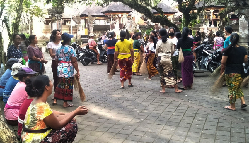 Nusabali Com Jaga Kebersihan Kawasan Suci Sambil Magendu Wirasa Krama Istri Desa Adat