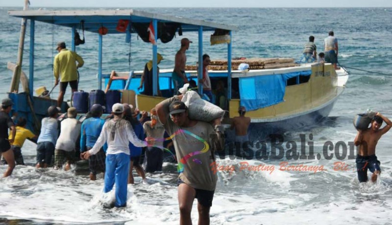 www.nusabali.com-diterjang-gelombang-perahu-kandas