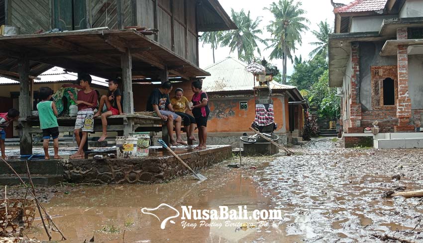 NUSABALI.com - Banjir Bandang Rendam Puluhan Rumah