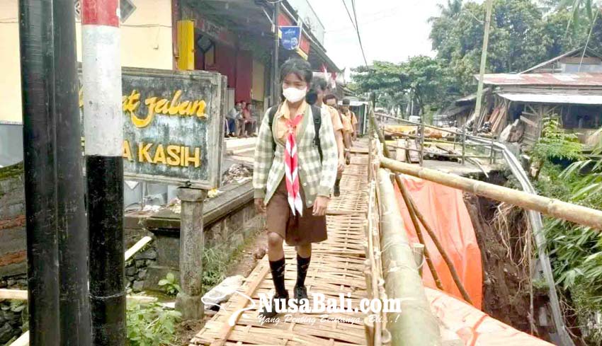 Warga Bangun Jembatan Darurat Di Jalan Bakung Yang Jebol