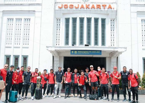 Nusabali.com - skuad-bali-united-naik-kereta-api-ke-kediri